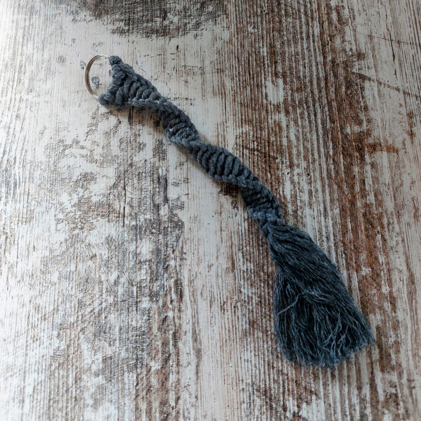 Handgeknüpfter Makramee Schlüsselanhänger "Spirale" | Dein Boho-Begleiter
