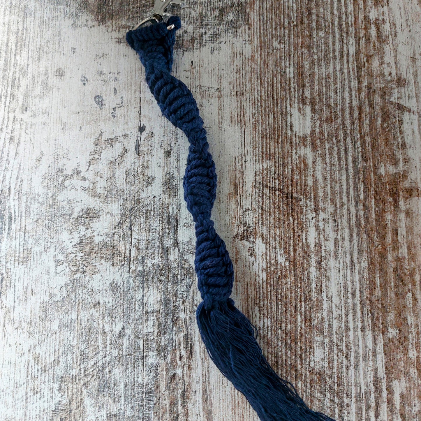 Handgeknüpfter Makramee Schlüsselanhänger "Spirale" | Dein Boho-Begleiter