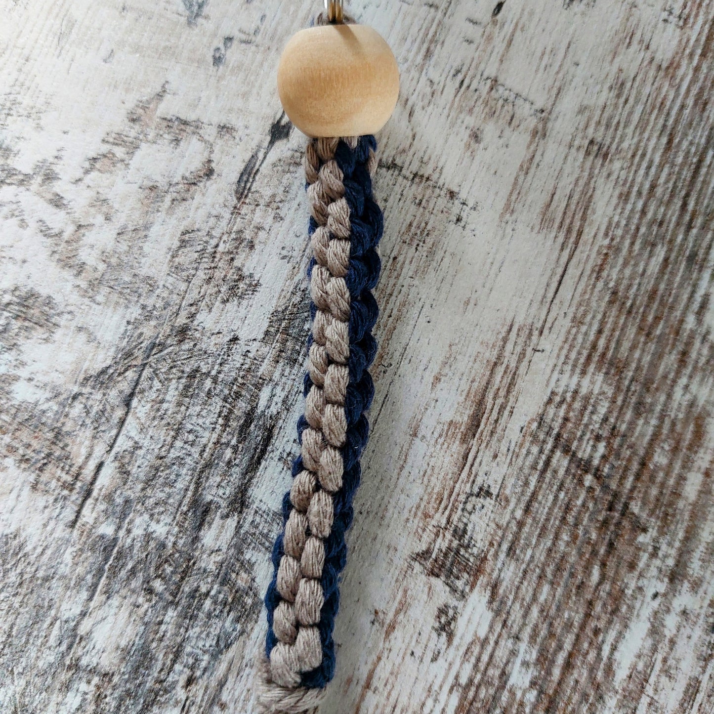 Handgeknüpfter Makramee Schlüsselanhänger "Wegbegleiter" | Boho-Accessoire aus Baumwolle