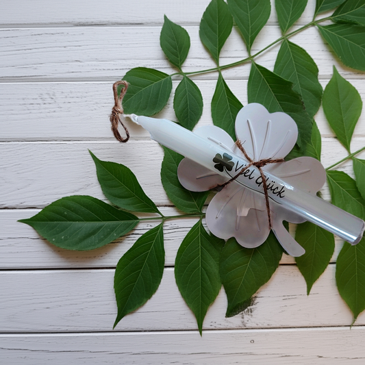 Dekorative Stabkerze mit KeraKraft Kleeblatt & Kerzentattoo