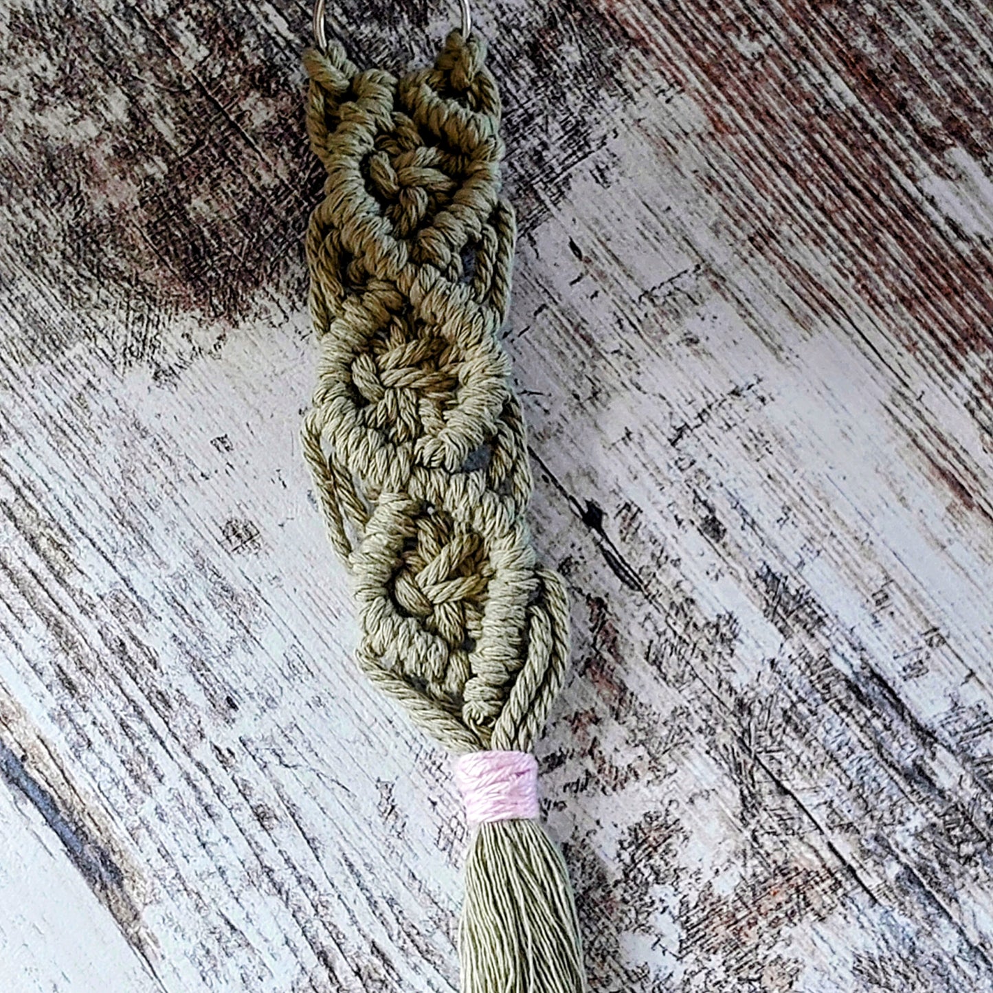 Handgeknüpfter Makramee Schlüsselanhänger "Herzknoten" | Boho-Accessoire & Talisman