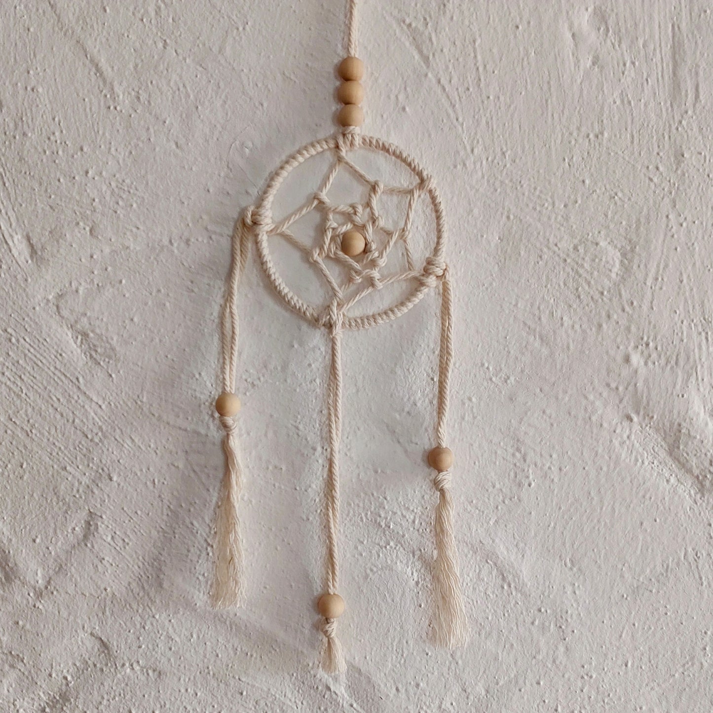 Mini Makramee Traumfänger "Süße Träume Duo" – Handgeknüpfte Herzensstücke für Ihr Zuhause
