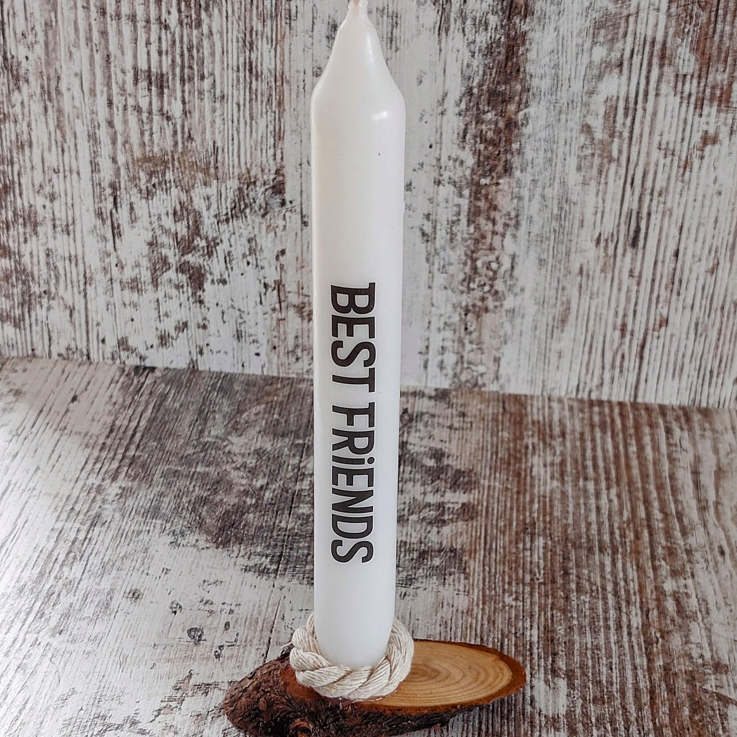 Handverzierte Stabkerzen auf Holzscheibe – Einzigartige Lichtblicke von Herzensstücke by Sara