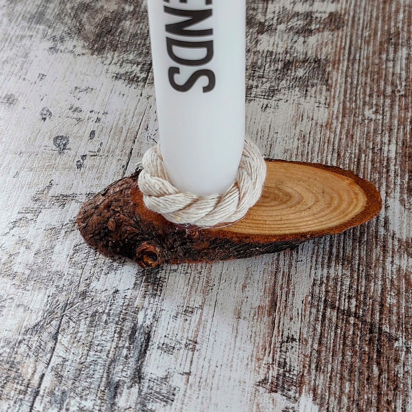 Handverzierte Stabkerzen auf Holzscheibe – Einzigartige Lichtblicke von Herzensstücke by Sara