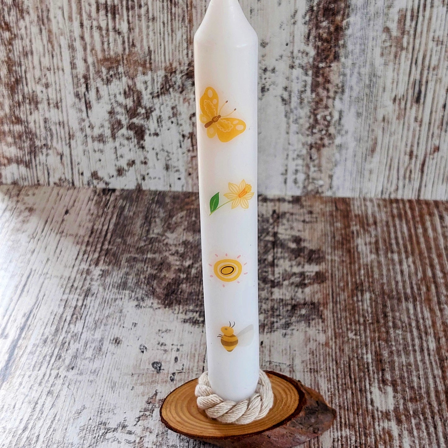 Handverzierte Stabkerzen auf Holzscheibe – Einzigartige Lichtblicke von Herzensstücke by Sara