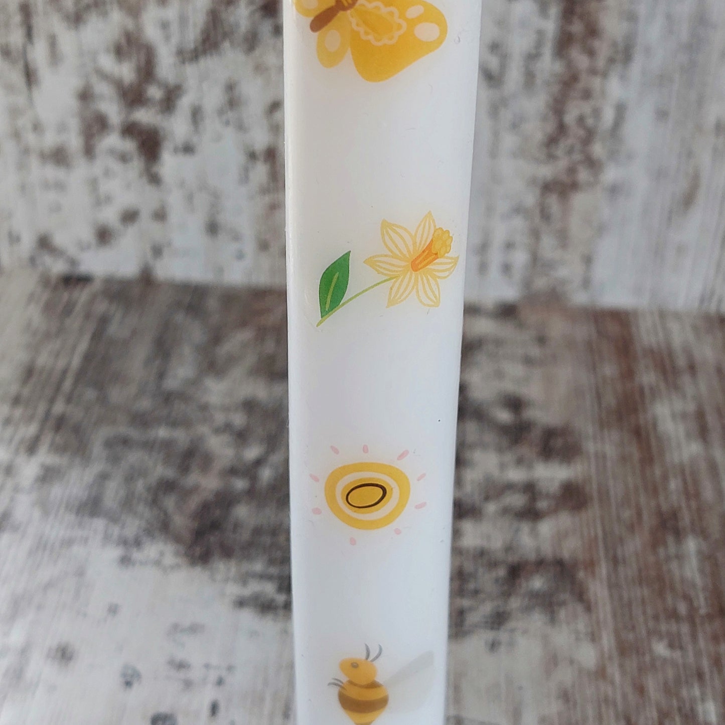 Handverzierte Stabkerzen auf Holzscheibe – Einzigartige Lichtblicke von Herzensstücke by Sara