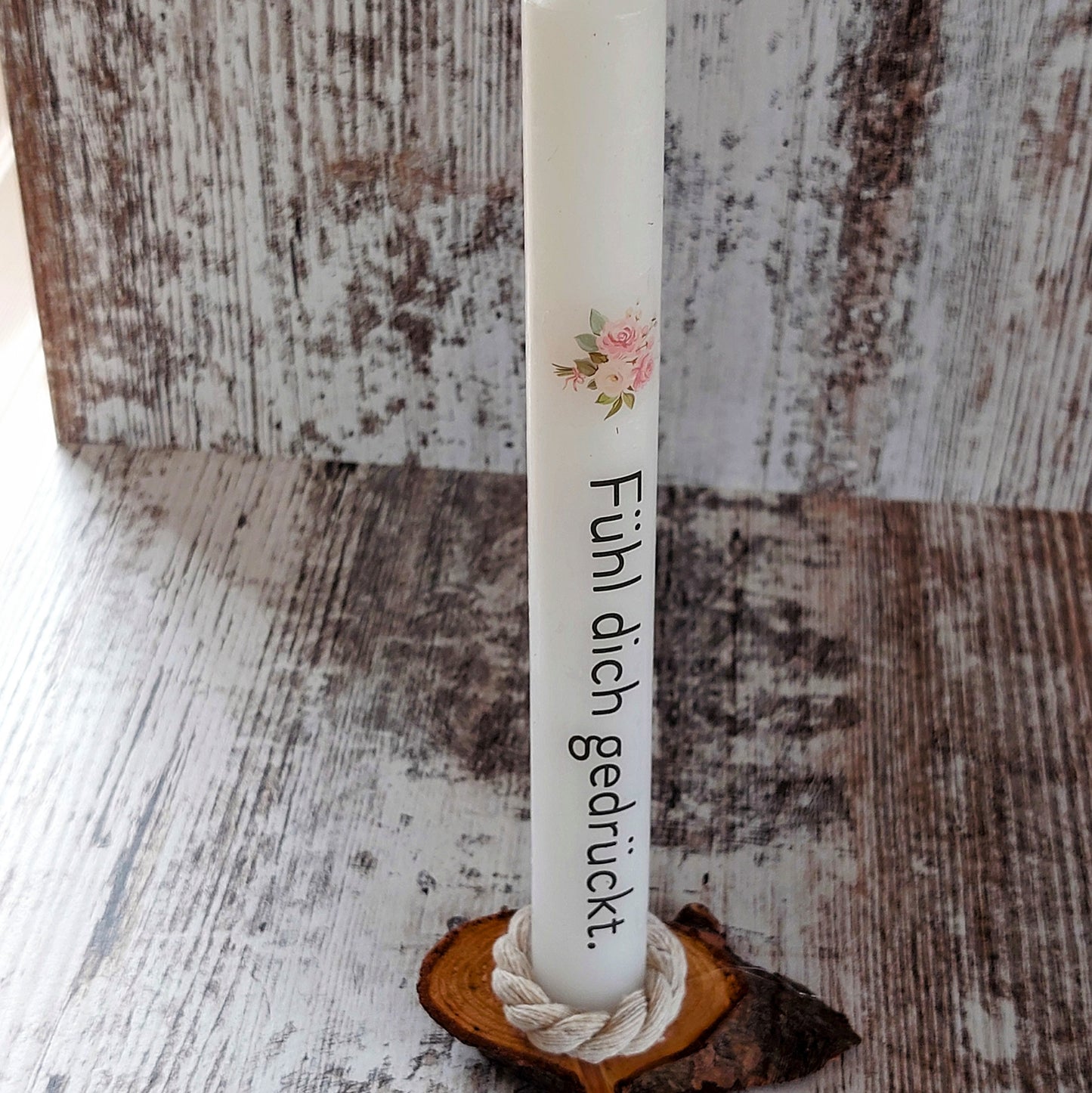 Handverzierte Stabkerzen auf Holzscheibe – Einzigartige Lichtblicke von Herzensstücke by Sara