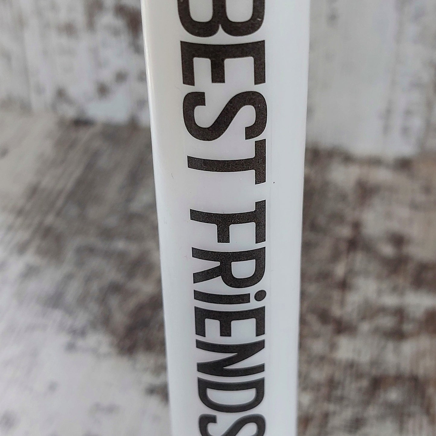 Handverzierte Stabkerzen auf Holzscheibe – Einzigartige Lichtblicke von Herzensstücke by Sara