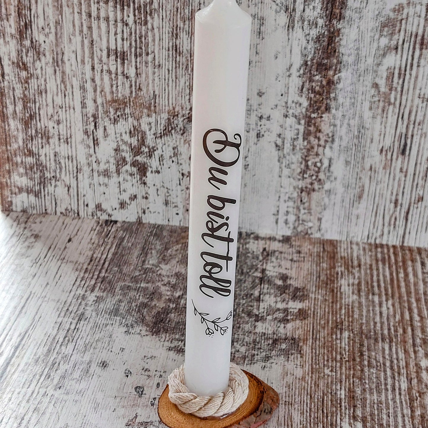 Handverzierte Stabkerzen auf Holzscheibe – Einzigartige Lichtblicke von Herzensstücke by Sara