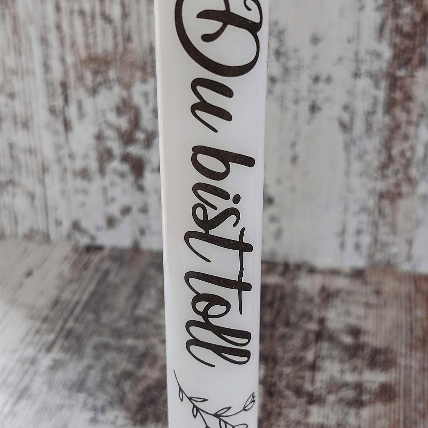 Handverzierte Stabkerzen auf Holzscheibe – Einzigartige Lichtblicke von Herzensstücke by Sara