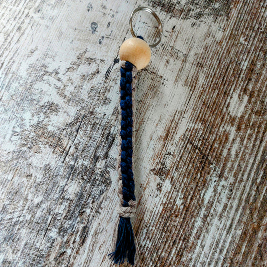 Handgeknüpfter Makramee Schlüsselanhänger "Wegbegleiter" | Boho-Accessoire aus Baumwolle