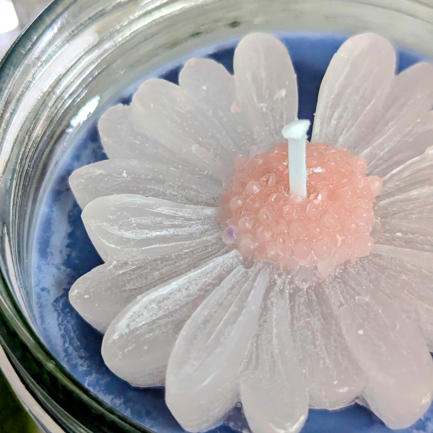 Wunderschöne Duftkerze mit Margeriten-Dekor im Einmachglas