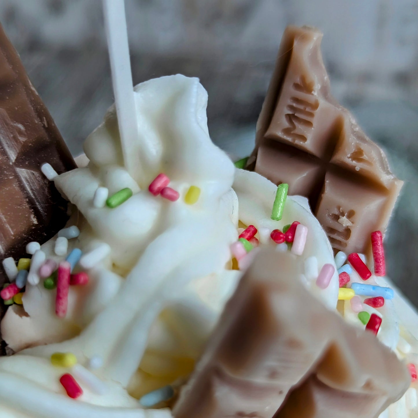 Verwöhne deine Sinne mit unserer handgefertigten Vanille-Toffee-Cupcake-Kerze