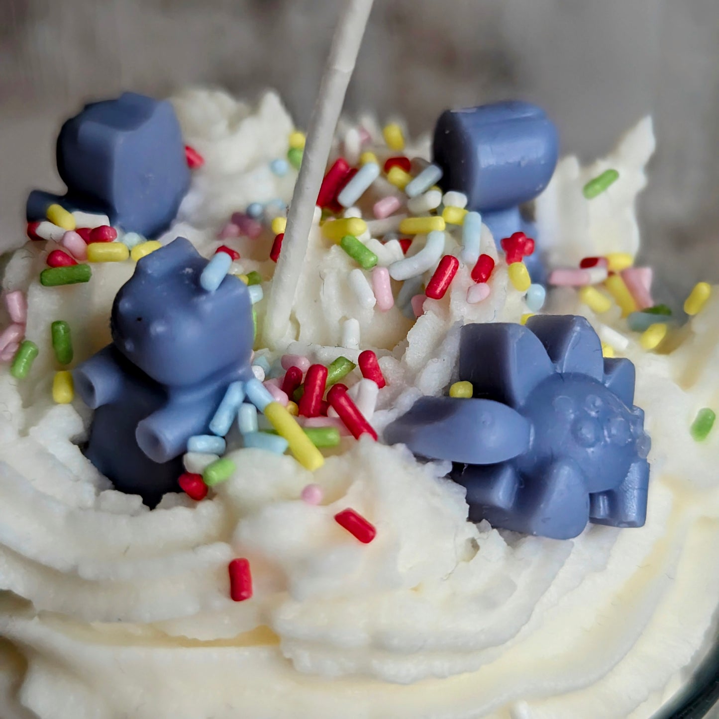 Himmlische Genüsse: Handgefertigte Sojawachs-Kerze mit Sahnehäubchen