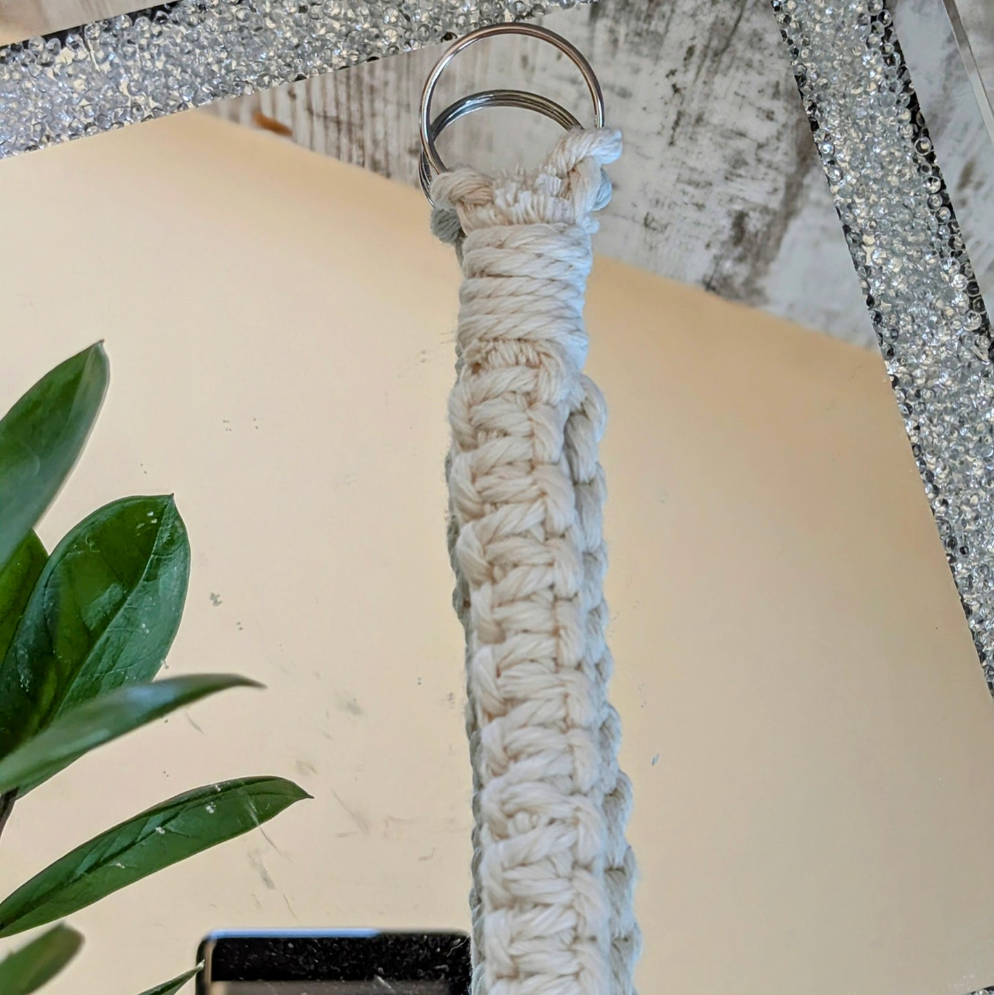 Wunderschöner handgefertigter Makramee-Schlüsselanhänger – Ein Hauch von Boho für deinen Alltag