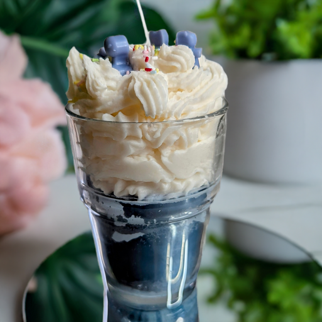 Himmlische Genüsse: Handgefertigte Sojawachs-Kerze mit Sahnehäubchen