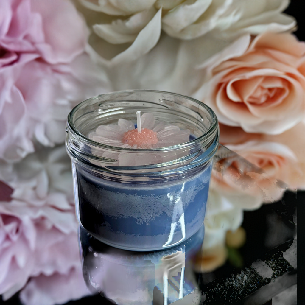 Wunderschöne Duftkerze mit Margeriten-Dekor im Einmachglas