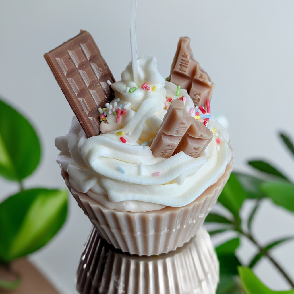 Verwöhne deine Sinne mit unserer handgefertigten Vanille-Toffee-Cupcake-Kerze