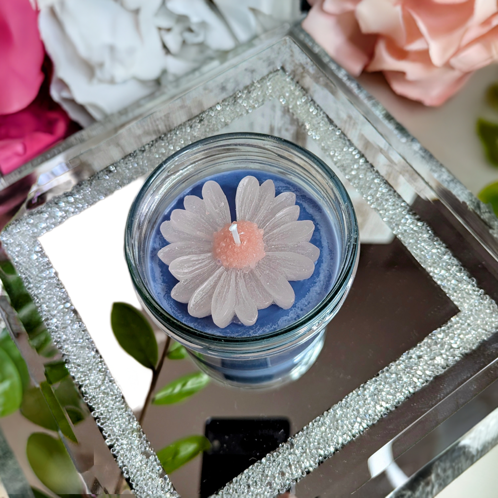Wunderschöne Duftkerze mit Margeriten-Dekor im Einmachglas