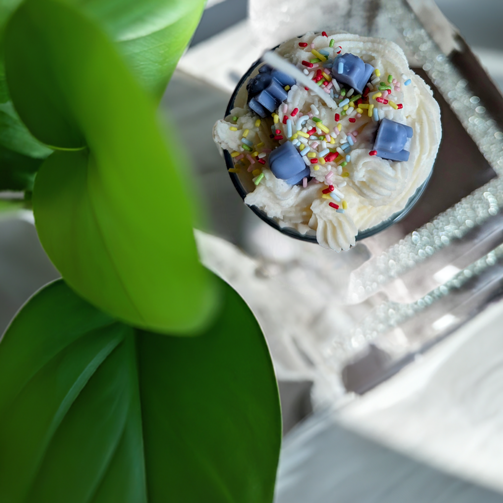 Himmlische Genüsse: Handgefertigte Sojawachs-Kerze mit Sahnehäubchen