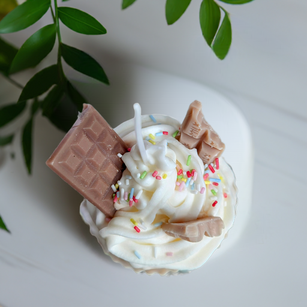 Verwöhne deine Sinne mit unserer handgefertigten Vanille-Toffee-Cupcake-Kerze