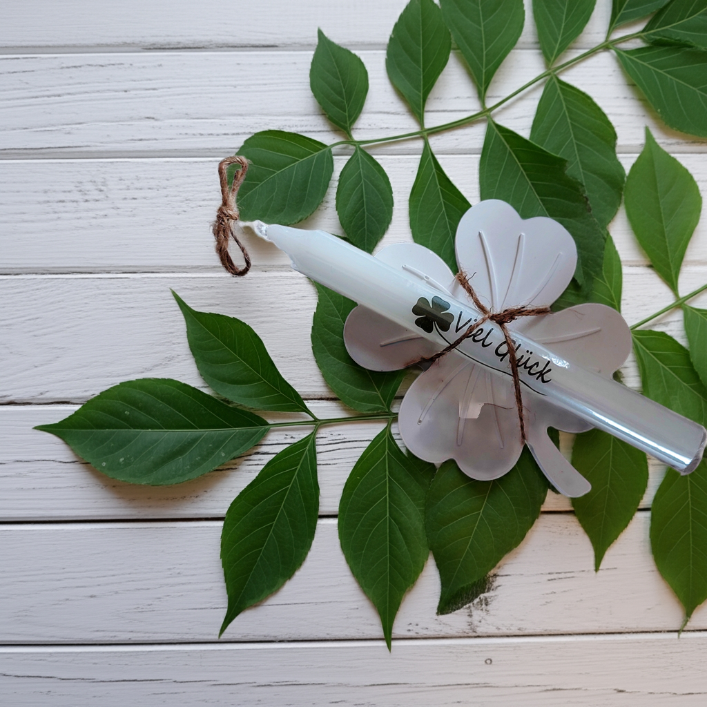 Dekorative Stabkerze mit KeraKraft Kleeblatt & Kerzentattoo